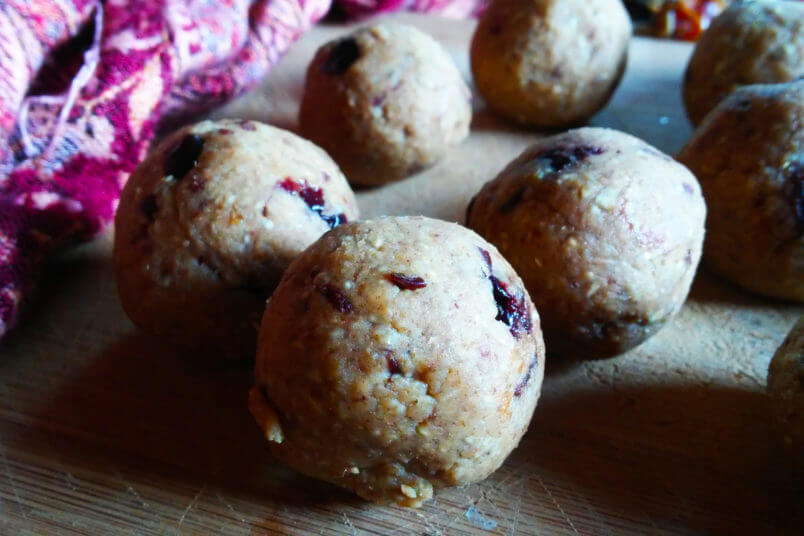 Ciasteczkowe kulki z ciecierzycy z wiśniami - ciecierzycowe pralinki RAW & VEGAN