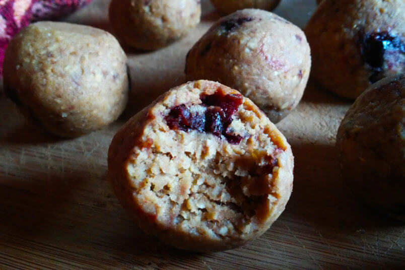 Ciasteczkowe kulki z ciecierzycy z wiśniami - ciecierzycowe pralinki RAW & VEGAN