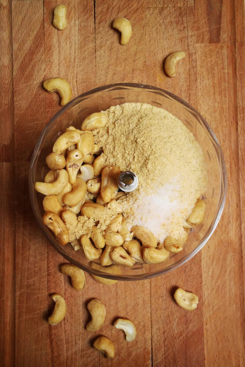 Wegański parmezan - serowa posypka z nerkowców i płatków drożdżowych Wegański parmezan - serowa posypka z nerkowców i płatków drożdżowych