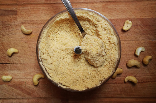 Wegański parmezan - serowa posypka z nerkowców i płatków drożdżowych