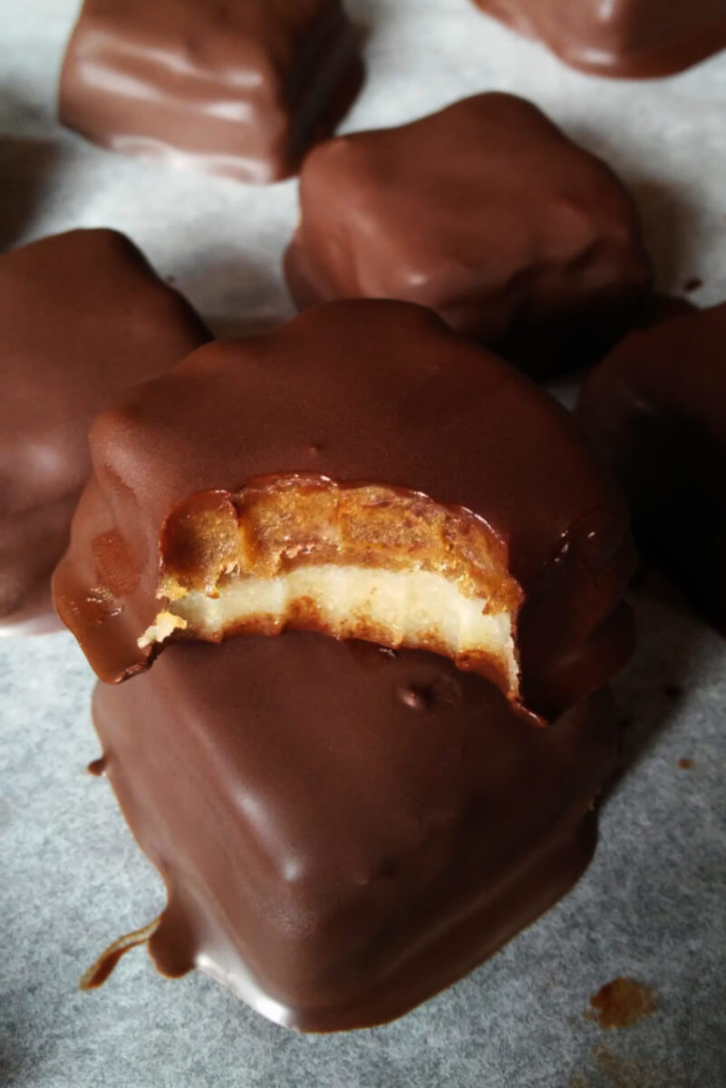 Wegańskie batony MARS z daktylowym karmelem i nugatem z nerkowców - zdrowe domowe Marsy