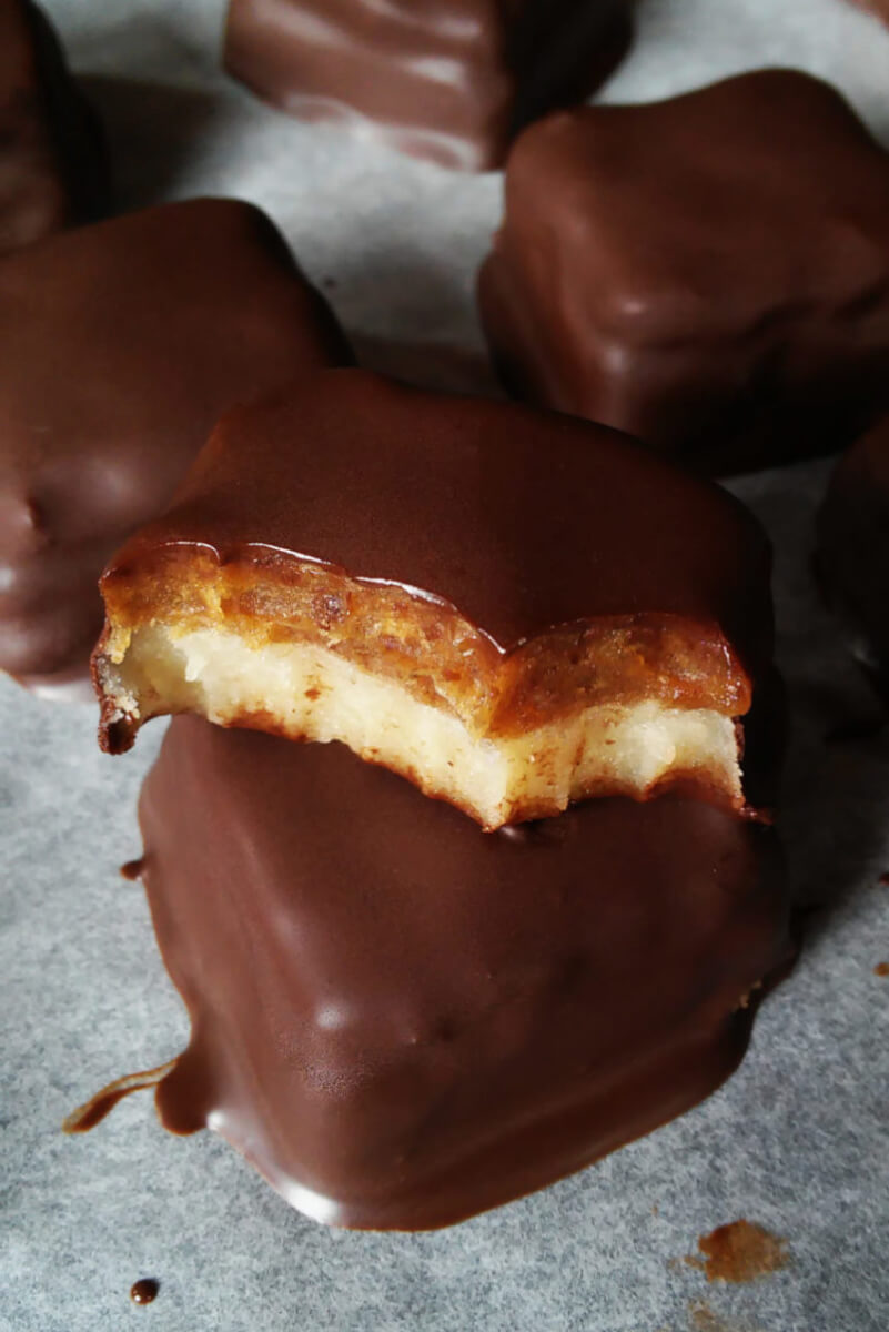 Wegańskie batony MARS z daktylowym karmelem i nugatem z nerkowców - zdrowe domowe Marsy