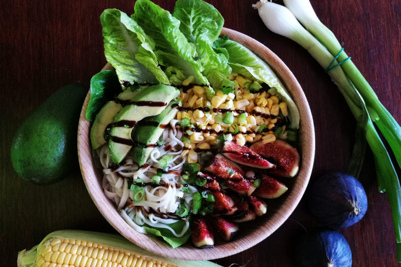 Sałatka noodle z makaronem, kukurydzą, figami, awokado i malinowym balsamico