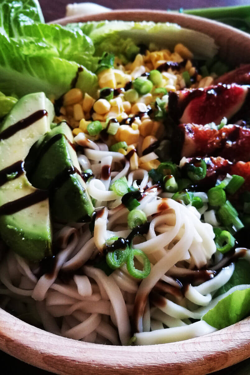 Sałatka noodle z makaronem, kukurydzą, figami, awokado i malinowym balsamico