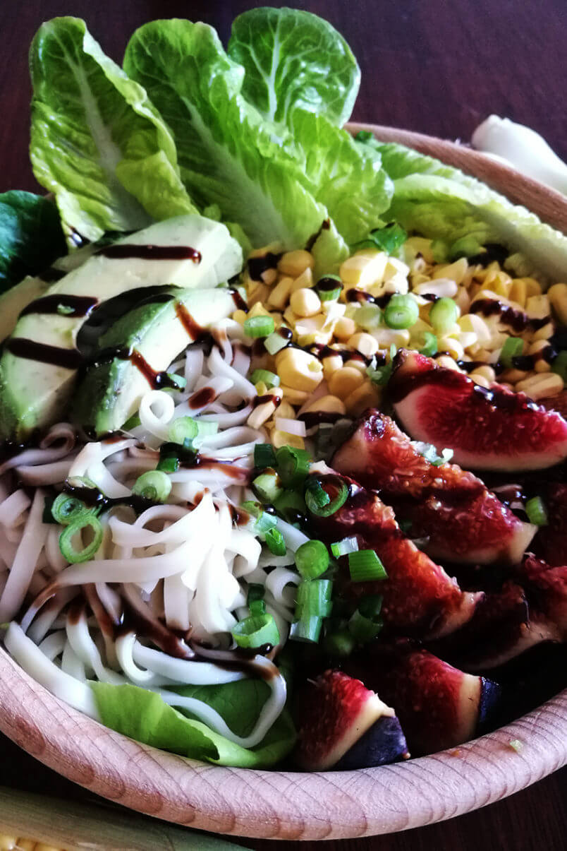 Sałatka noodle z makaronem, kukurydzą, figami, awokado i malinowym balsamico