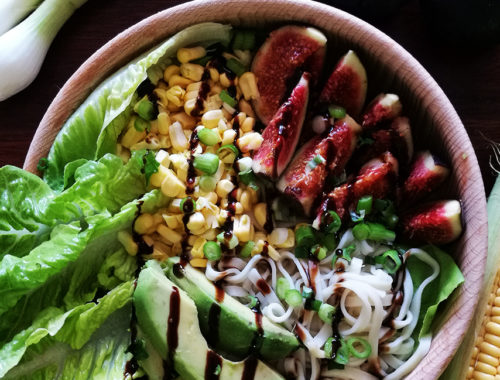 Sałatka z makaronem noodle, kukurydzą, figami, awokado i malinowym balsamico