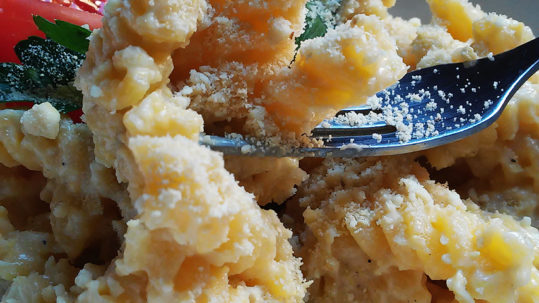 "Serowy" wegański makaron - zdrowy i kremowy sos mac&cheese bez sera