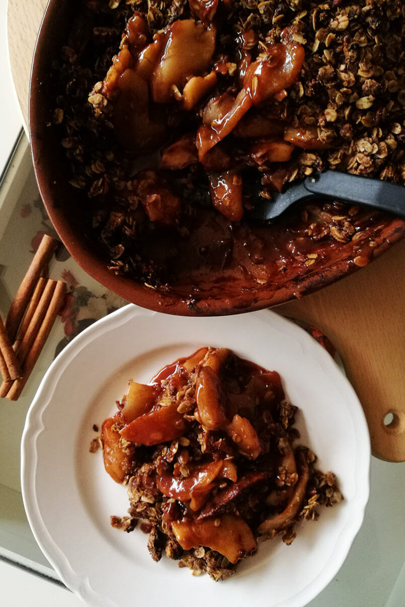 Pecan crumble z jabłkami - pieczone jabłka z cynamonem, wegańska szarlotka