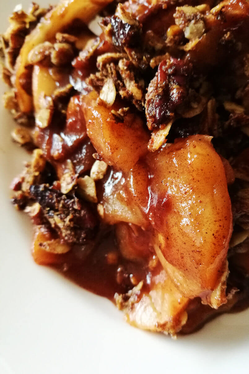 Pecan crumble z jabłkami - pieczone jabłka z cynamonem, wegańska szarlotka