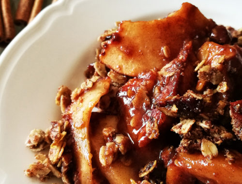 Pecan crumble z jabłkami - pieczone jabłka z cynamonem, wegańska szarlotka