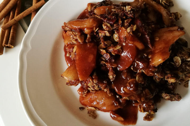 Pecan crumble z jabłkami - pieczone jabłka z cynamonem, wegańska szarlotka