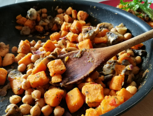 Błyskawiczne wegańskie curry - gulasz z batata, grzybów i ciecierzycy