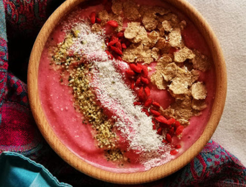 Malinowe wegańskie smoothie bowl - zdrowe i szybkie śniadanie