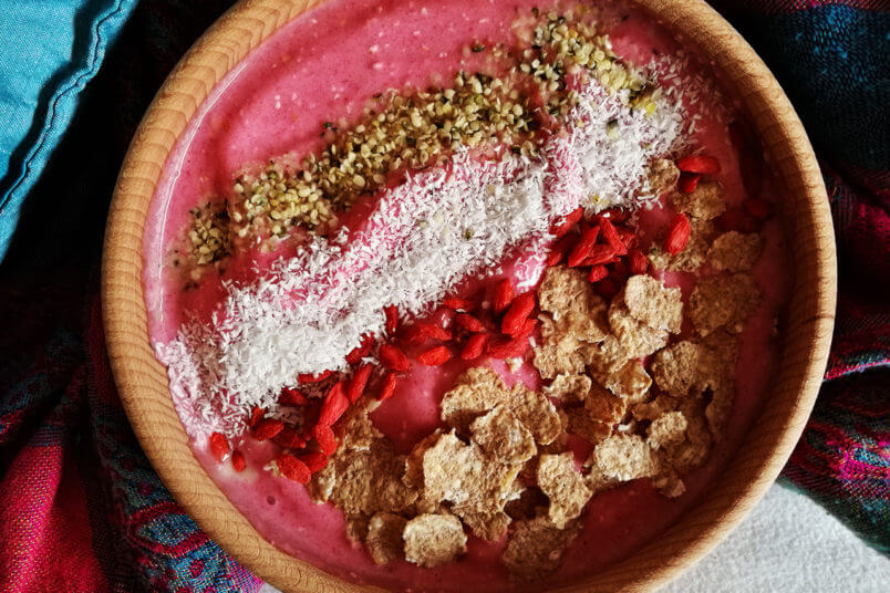 Malinowe wegańskie smoothie bowl - zdrowe i szybkie śniadanie