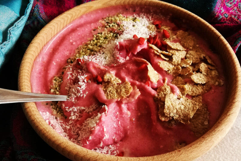 Malinowe wegańskie smoothie bowl - zdrowe i szybkie śniadanie
