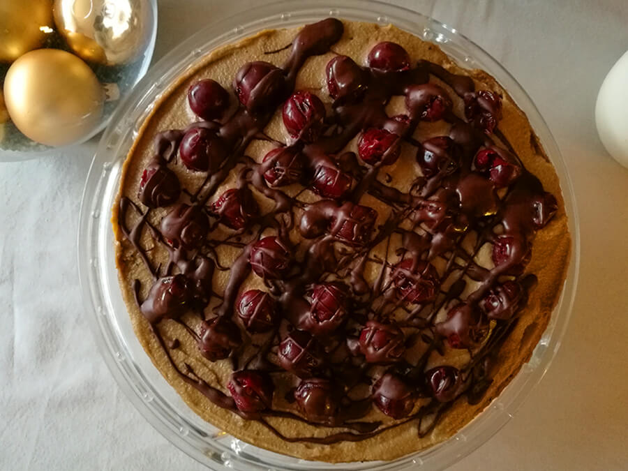 Wegański tort kawowy z wiśniami i kremem z nerkowców - zdrowy tort z kremem