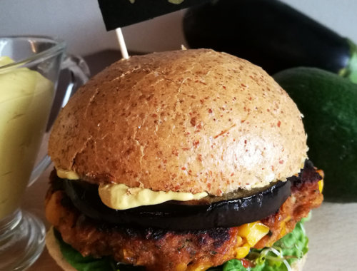 Wegański burger z ciecierzycy, majonez z tofu i grillowany bakłażan - meksykański wege burger
