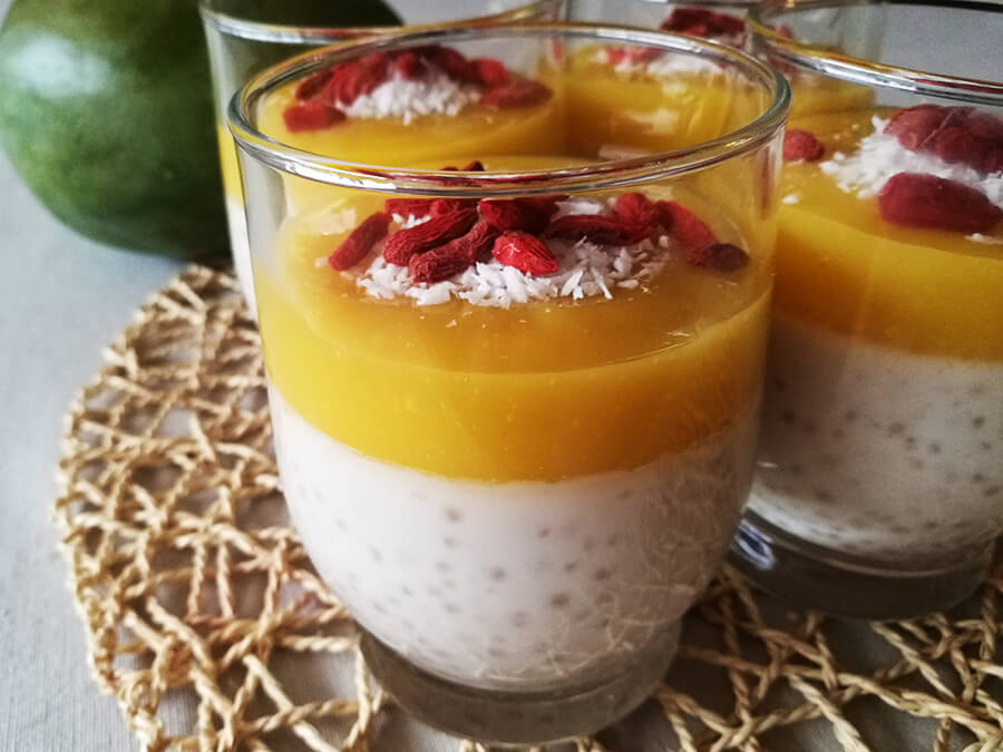 Kremowy pudding z tapioki z mango - kokosowy wegański pudding z musem Kremowy pudding z tapioki z mango - kokosowy wegański pudding z musem