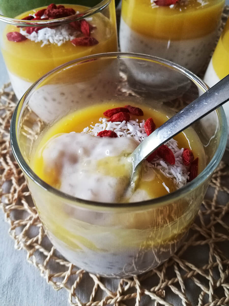 Kremowy pudding z tapioki z mango - kokosowy wegański pudding z musem
