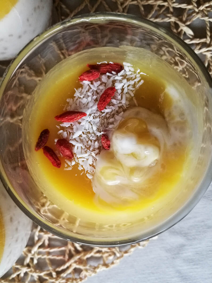 Kremowy pudding z tapioki z mango - kokosowy wegański pudding z musem Kremowy pudding z tapioki z mango - kokosowy wegański pudding z musem