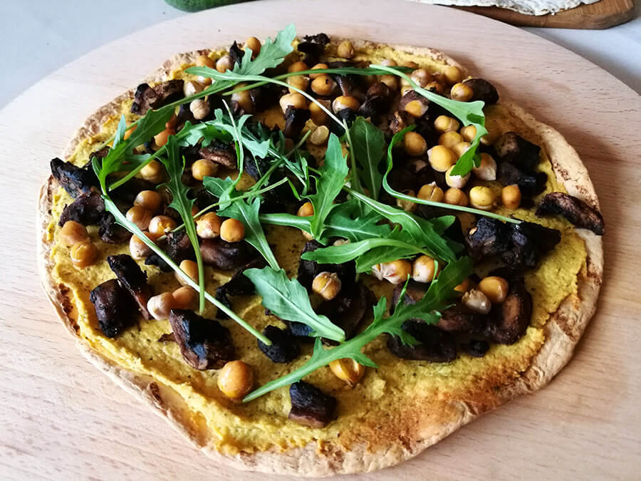 Pizza z tortilli z hummusem – szybka i prosta wegańska pizza