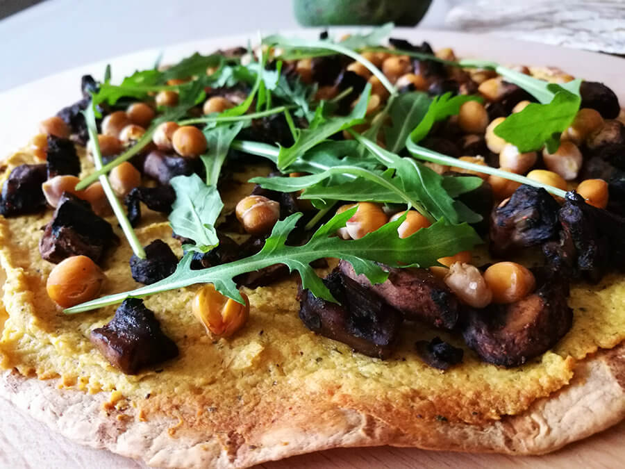 Pizza z tortilli z hummusem – szybka i prosta wegańska pizza