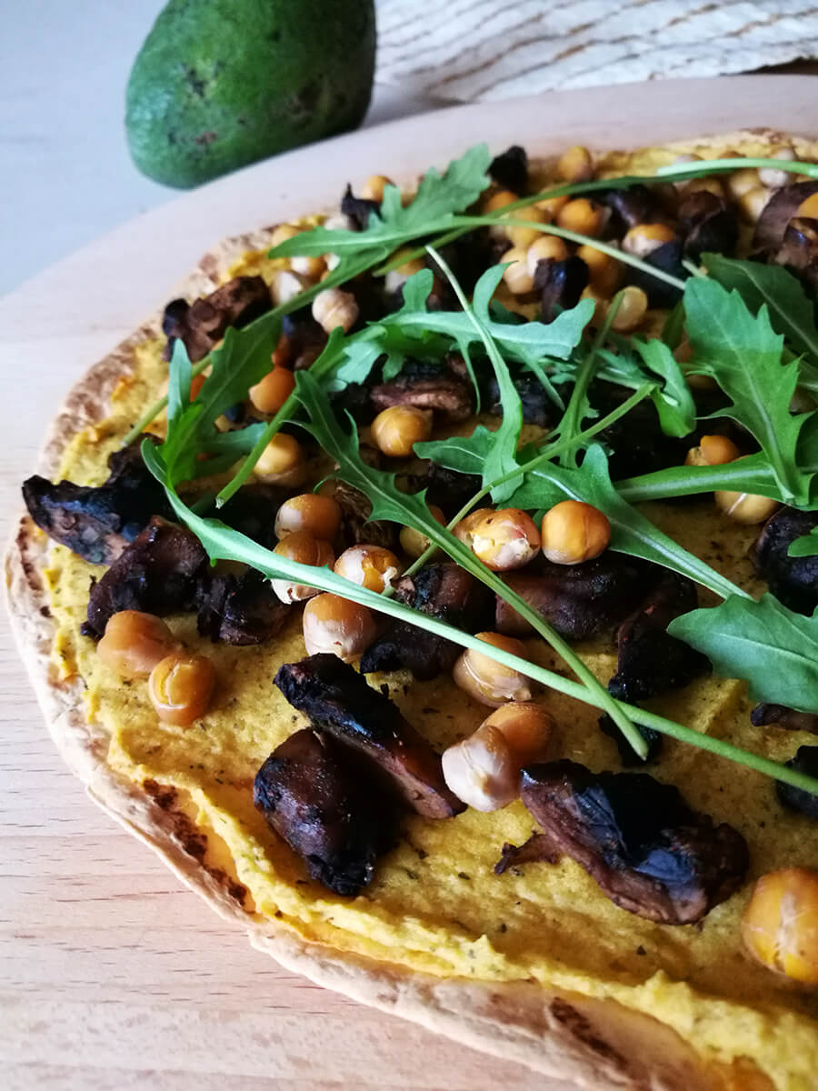Pizza z tortilli z hummusem – szybka i prosta wegańska pizza