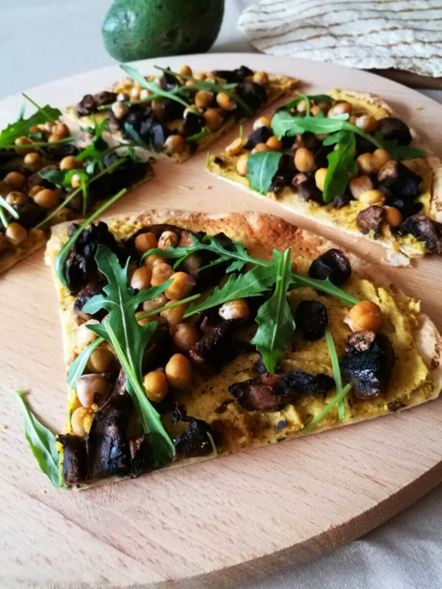 Pizza z tortilli z hummusem – szybka i prosta wegańska pizza