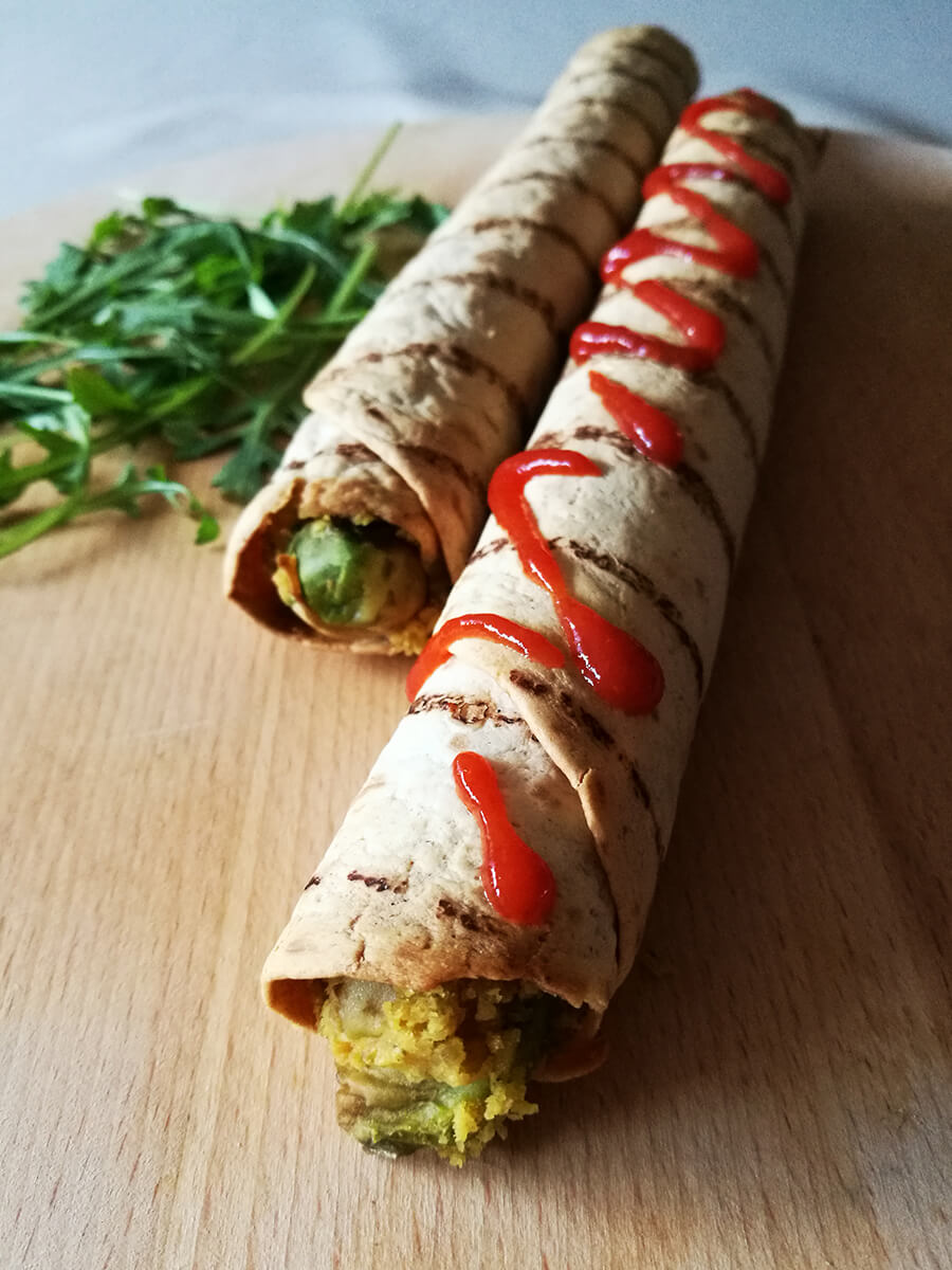 Wegańskie Taquitos, 3 składniki - zapiekana tortilla z hummusem i awokado Wegańskie Taquitos, 3 składniki - zapiekana tortilla z hummusem i awokado