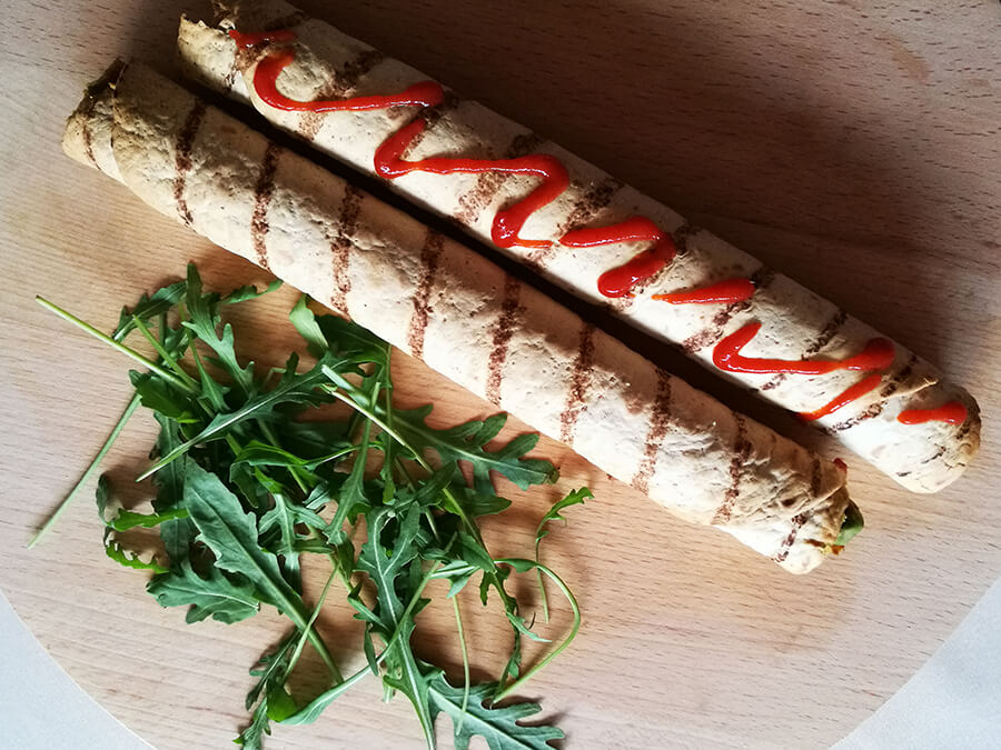 Wegańskie Taquitos, 3 składniki - zapiekana tortilla z hummusem i awokado Wegańskie Taquitos, 3 składniki - zapiekana tortilla z hummusem i awokado