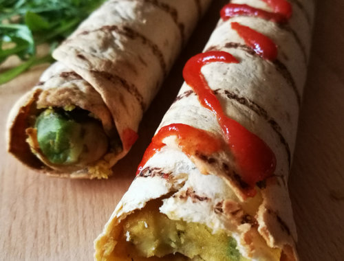 Wegańskie Taquitos, 3 składniki - zapiekana tortilla z hummusem i awokado