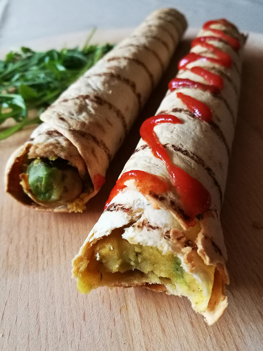 Wegańskie Taquitos, 3 składniki - zapiekana tortilla z hummusem i awokado