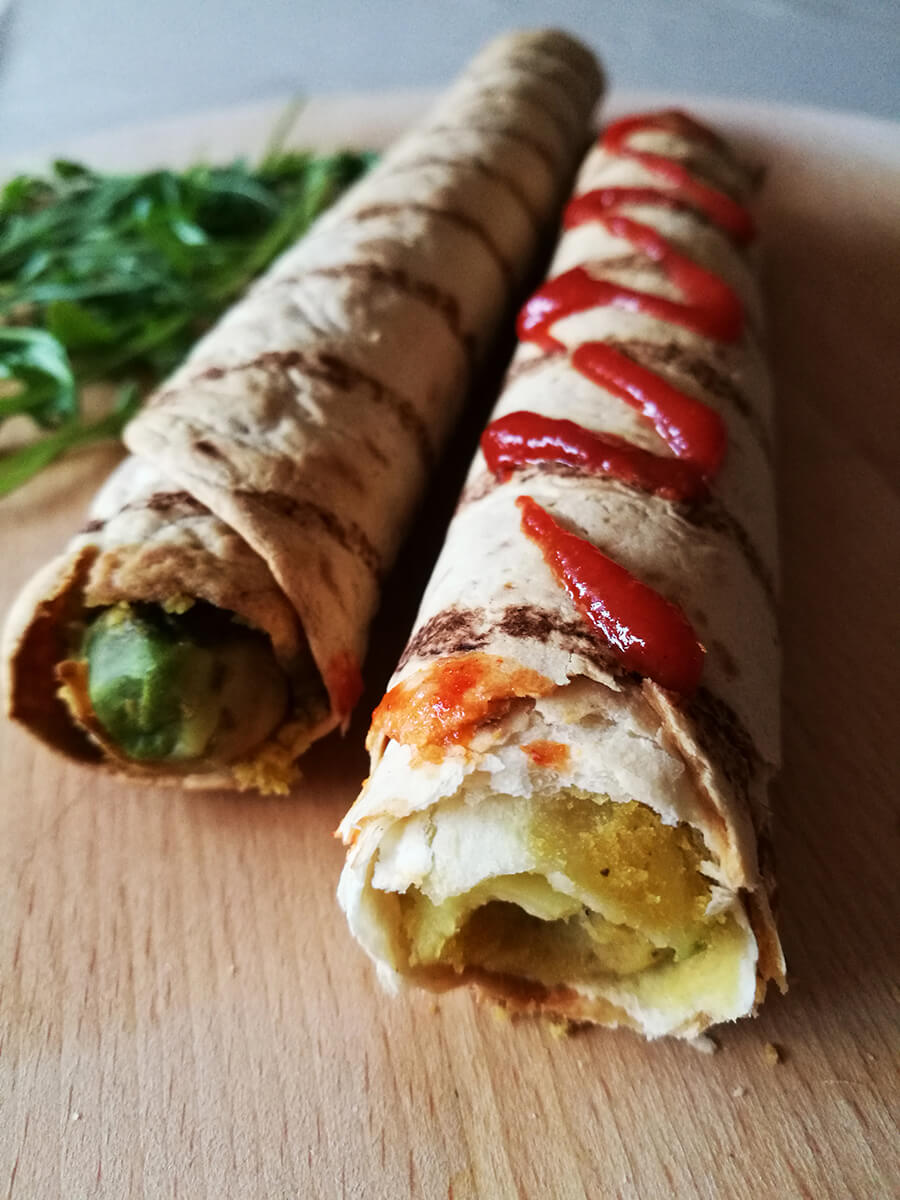 Wegańskie Taquitos, 3 składniki - zapiekana tortilla z hummusem i awokado Wegańskie Taquitos, 3 składniki - zapiekana tortilla z hummusem i awokado
