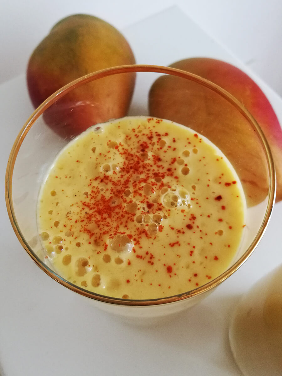 Wegańskie Mango Lassi - zdrowe jogurtowe smoothie/koktajl z mango