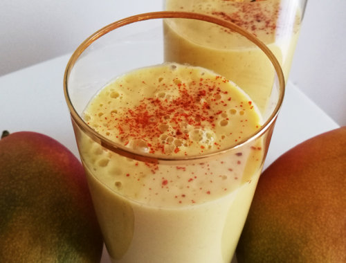 Wegańskie Mango Lassi - zdrowe jogurtowe smoothie/koktajl z mango