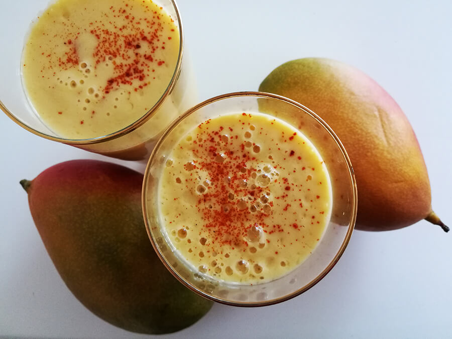 Wegańskie Mango Lassi - zdrowe jogurtowe smoothie/koktajl z mango