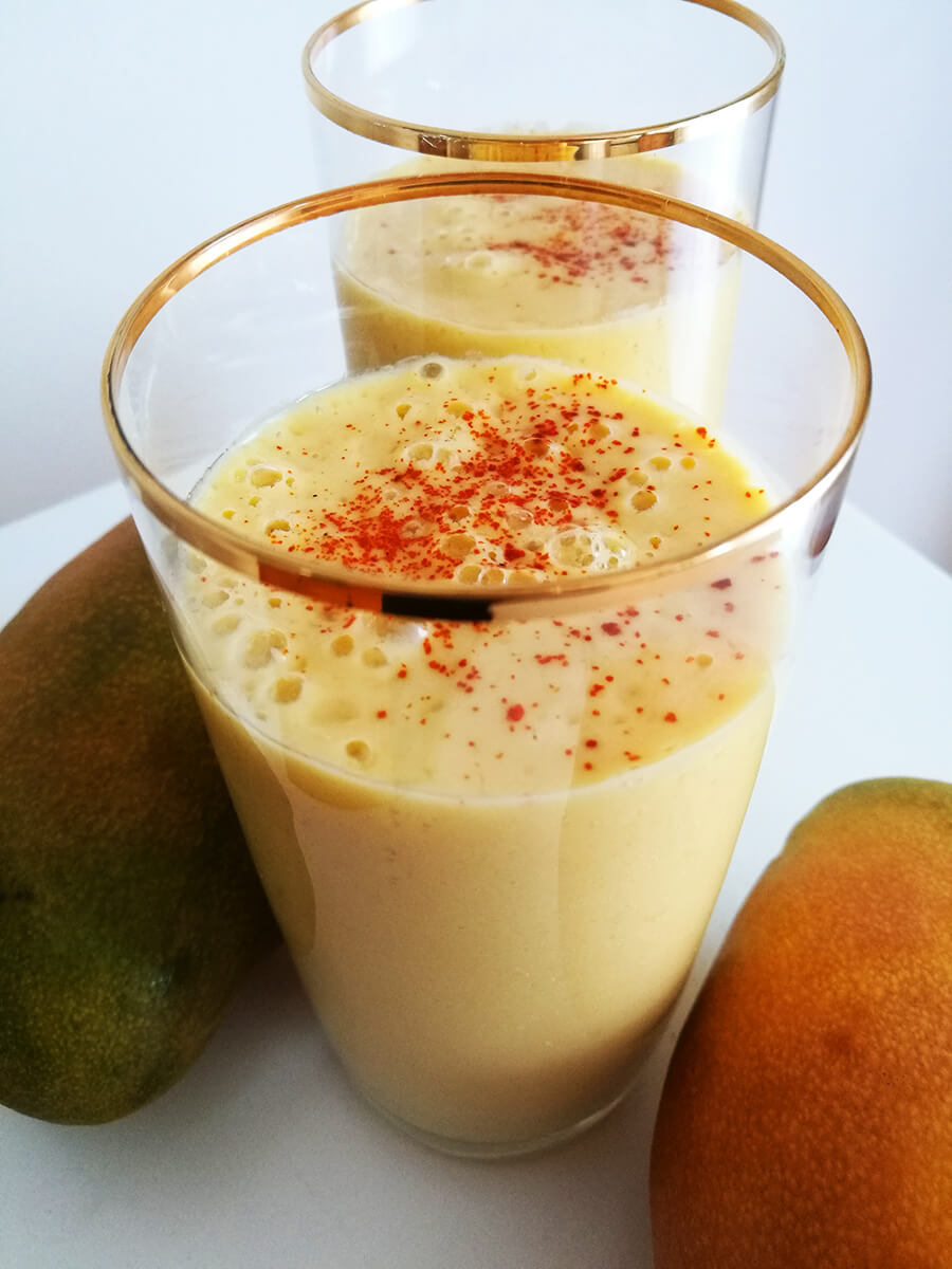 Wegańskie Mango Lassi - zdrowe jogurtowe smoothie/koktajl z mango