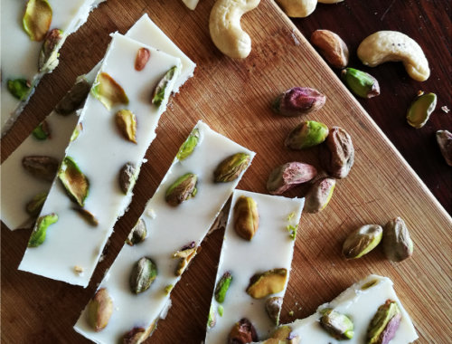 Wegańska biała czekolada z pistacjami - jak zrobić białą czekoladę? Czekolada bez laktozy i glutenu