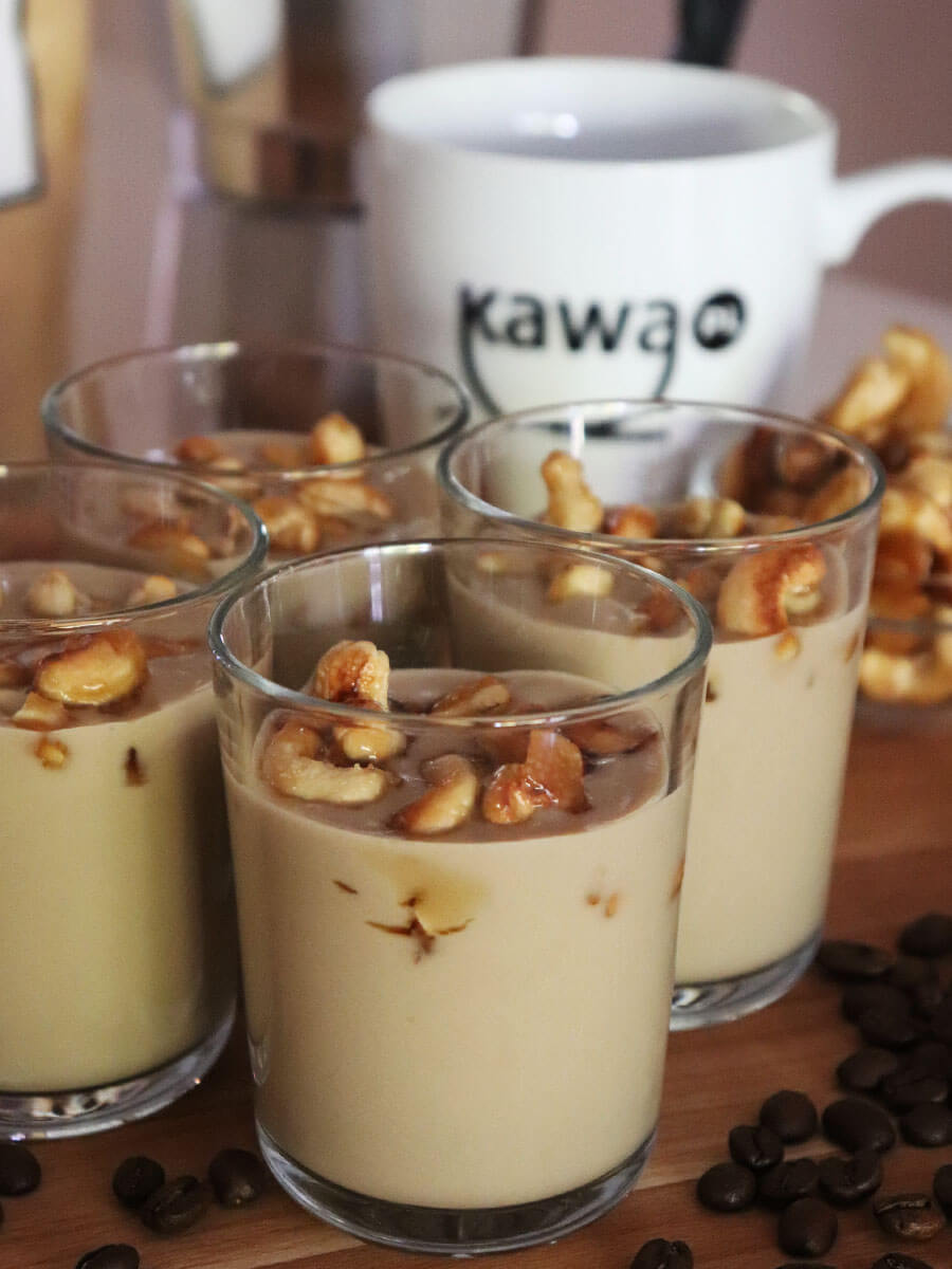 Wegański pudding kawowy z karmelizowanymi orzechami nerkowca - budyń kawowy bez mleka