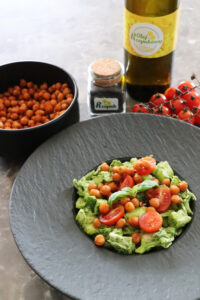 Zielona sałatka bogini z chrupiącą ciecierzycą – green goddess salad